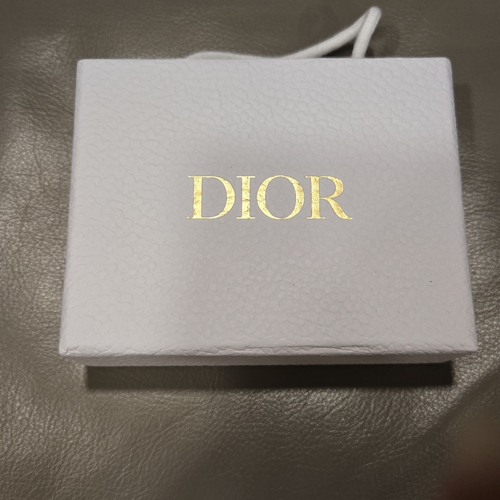 Dior Trio, White Canvas Drawstring Pouch, Chain, Dior Ribbon and Dior Book - Picture 10 of 10